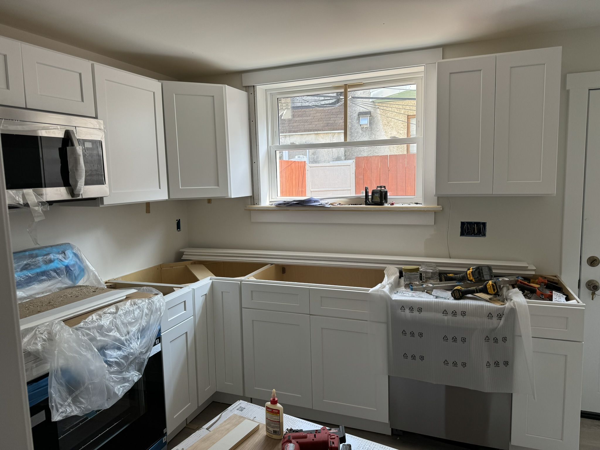 White shaker kitchen cabinet installation by Amazing Builders in a Lititz-area, PA home